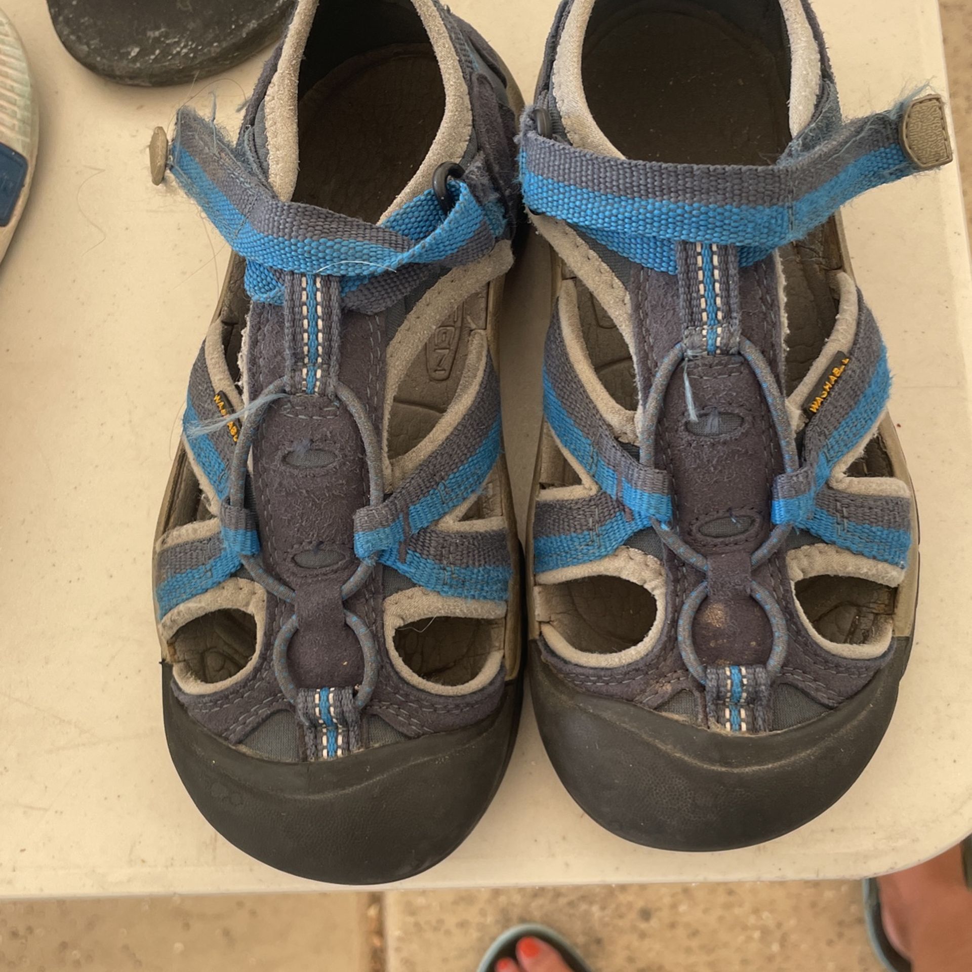 Boys Keens Sandals Size 2/2.5