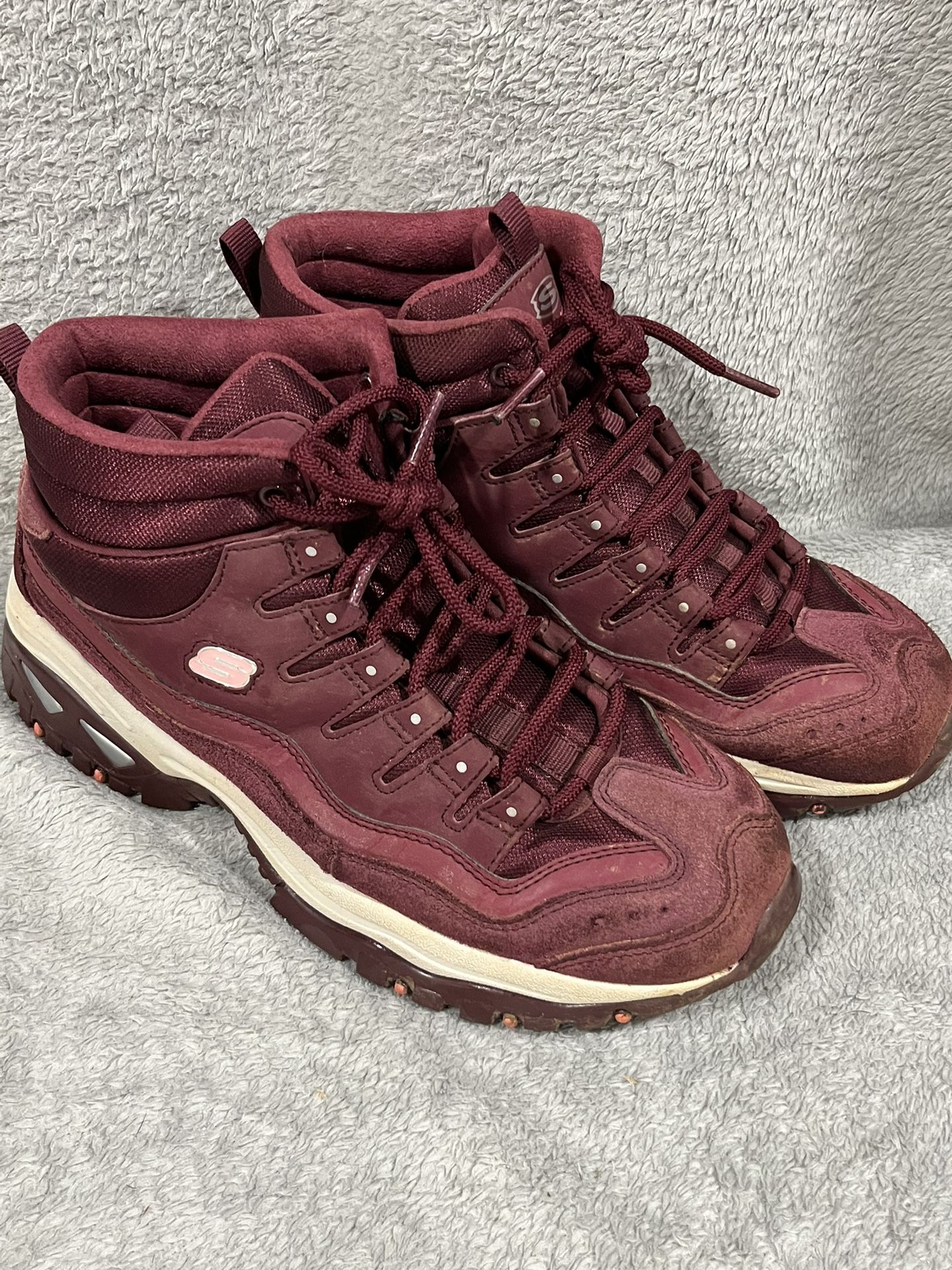 Women’s Size 7.5 Burgundy Skechers Hiking Boots!!