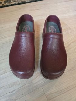 Klogs size 9 maroon rubber clogs