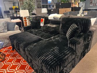 Sleeper sectional! 🖤🔥 Easy Financing!
