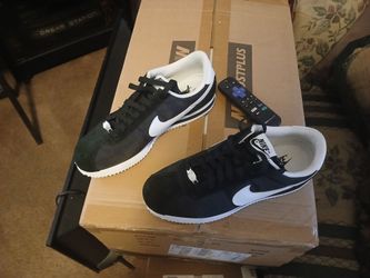 BRAND  NEW  NIKE  SIZE  9  'MEN'S