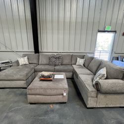 CLEARANCE: 3pc Sectional