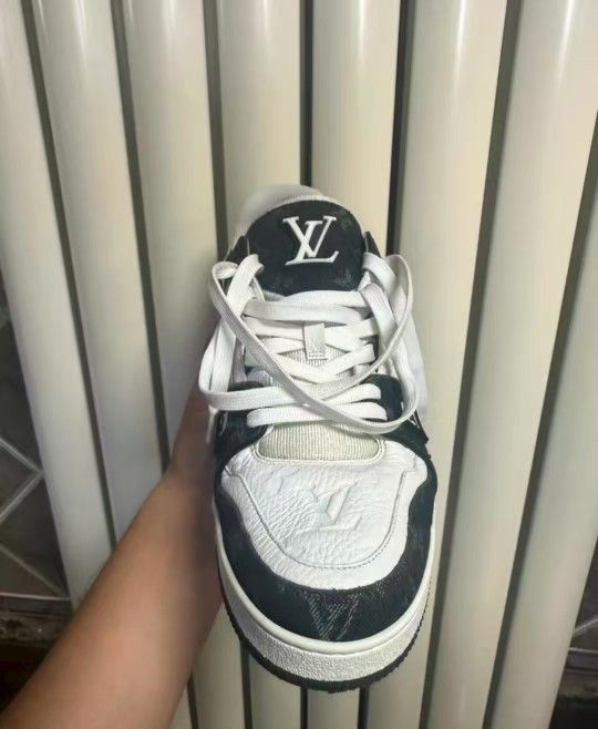 Louis Vuitton Trainer in black and white with old-fashioned cowhide leather
