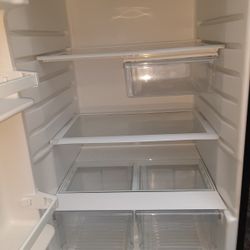 Refrigeradora  Usado  Envuen. Estado..200.  Dólares 