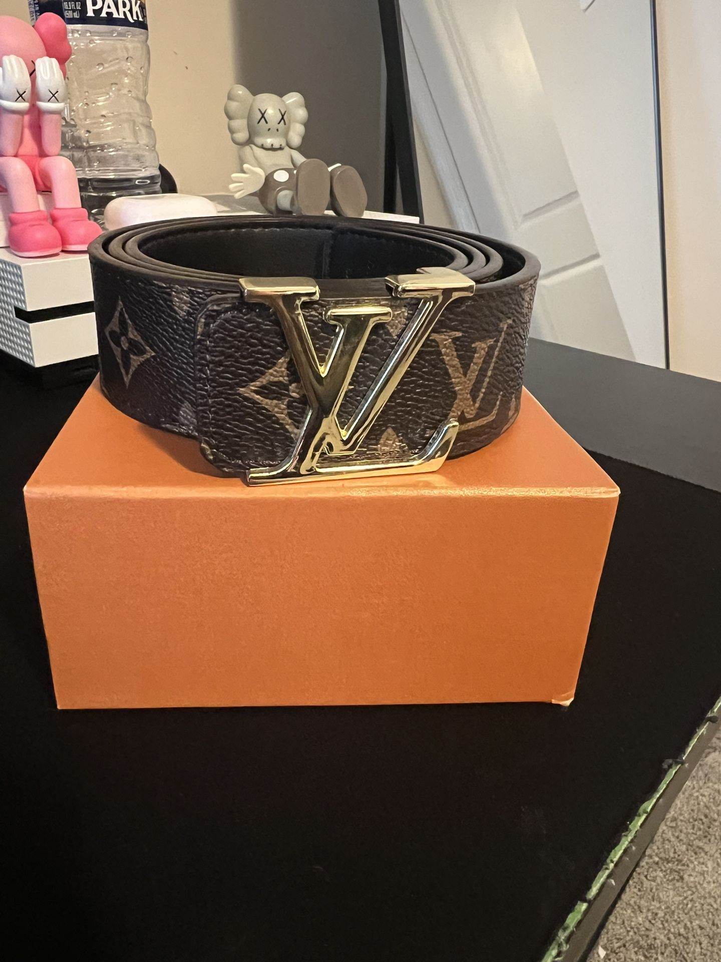 Brown Ļv symbol belt