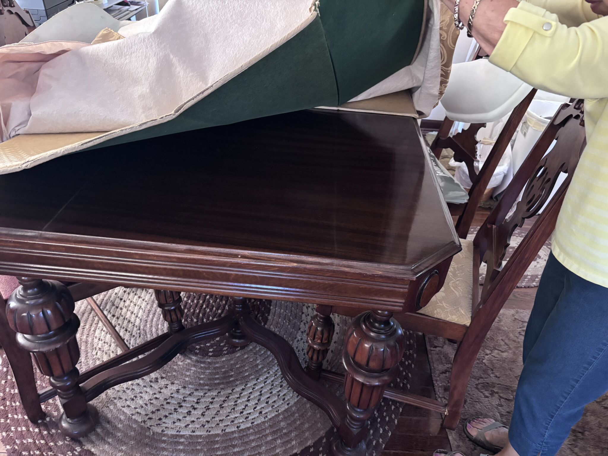 Dining Room Table and 6 Chairs