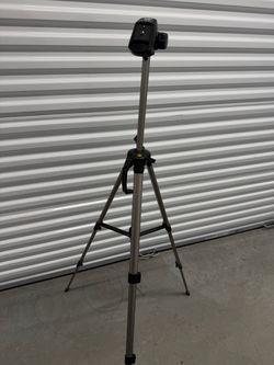 Quantarary Titan Camera Tripod - Adjustable, Pan/Tilt Head. Used in good condition. 2014