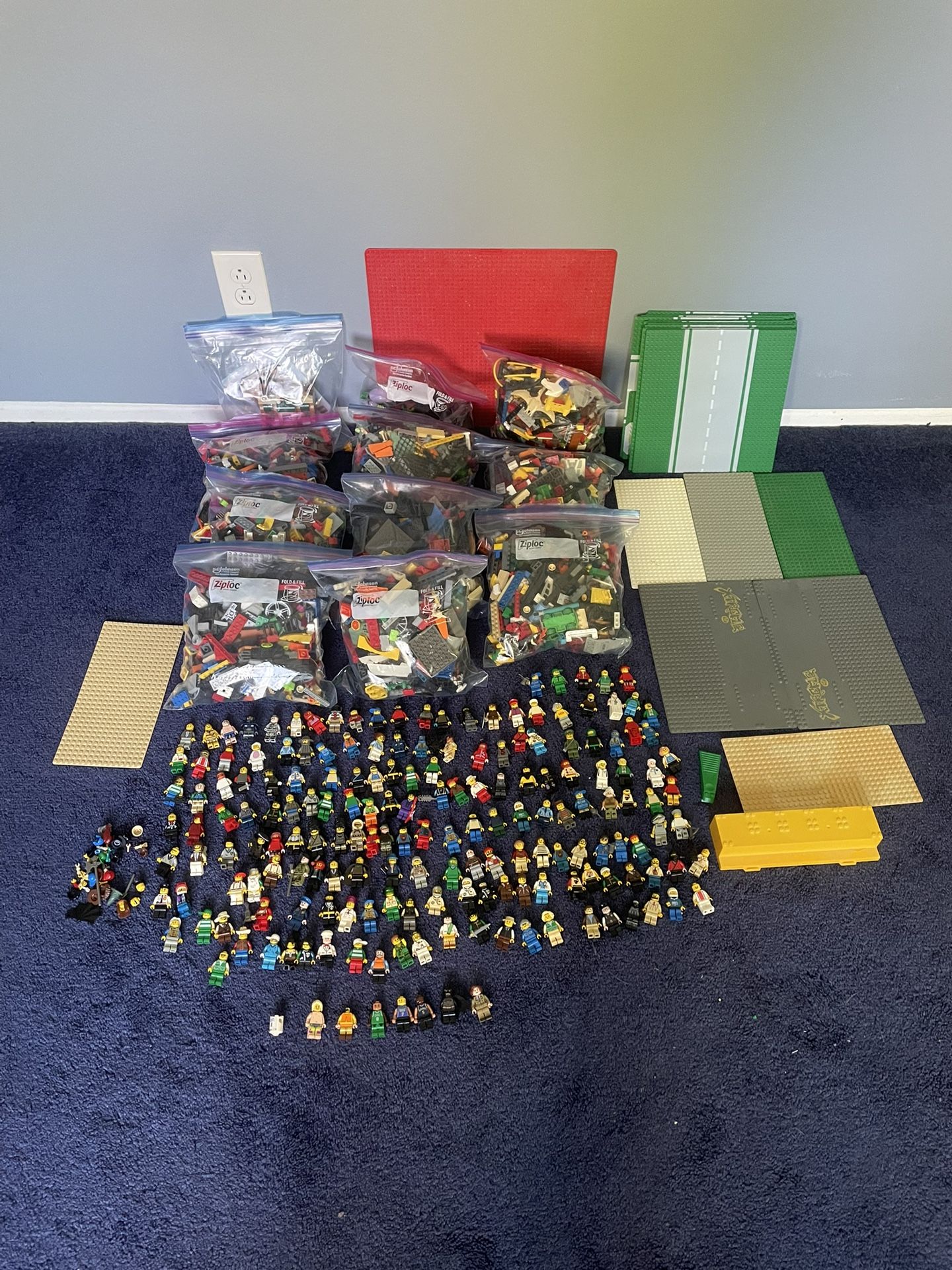20+ Pounds Of Legos Mixed Lot (Mini Figs, Boards, Sets, Batman. (PLEASE READ)