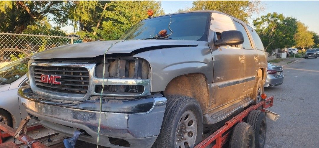 2001 GMC YUKON SIERRA FOR PARTS EN PARTES.. NO  MOTOR NO TRANSMISSION 