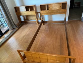 Beautiful 2x matching maple twin beds