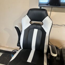 Like new computer/ office/ gaming chair