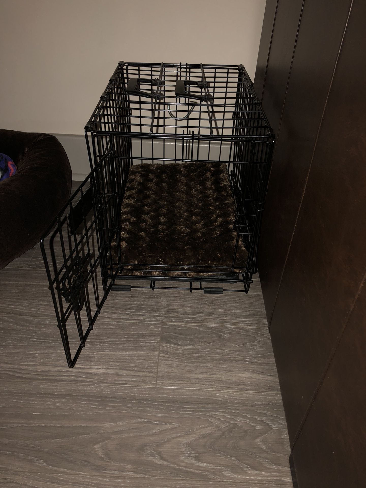 Small Dog Crate w/ pad (very small for tea cup dog or cat)