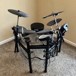 Roland TD-11 Electric Drum Set With Behringer Amp