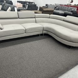 New Sectional W Adjustable Headrests .  Light Grey .  106” X 77”.  Free Delivery !