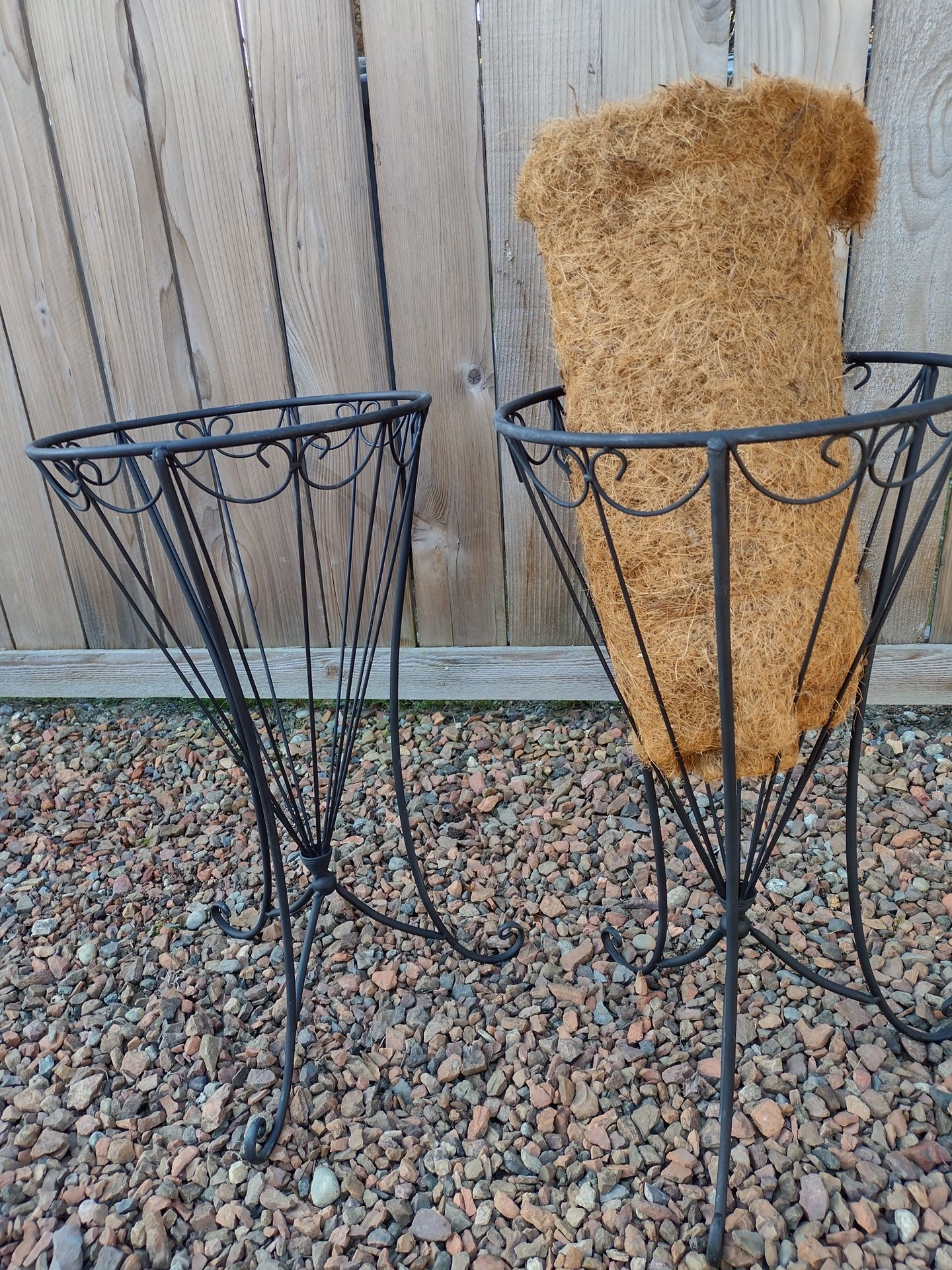 2 Wire Flower Pots