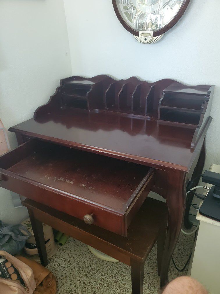 secretary  desk  Excellent condition