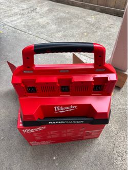Milwaukee M18 PACKOUT 18 V 6-Port Battery Rapid Charger