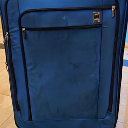 Delsey Lightweight 4 Wheel Rolling Suitcase