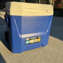 Igloo 16 QT Laguna Ice Chest Cooler with Wheels, Blue