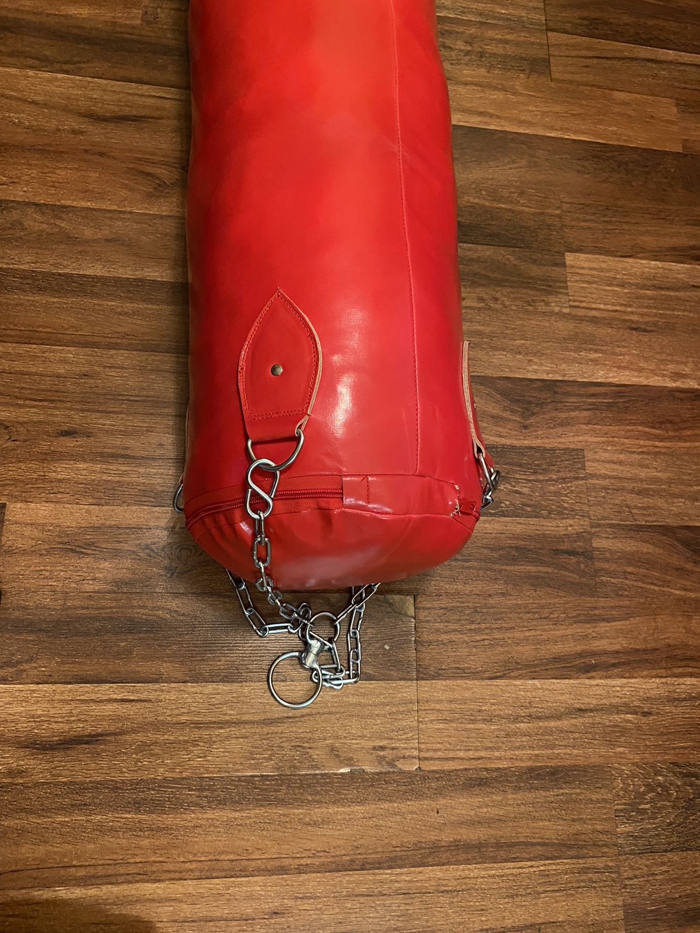 PUNCHING BAG BRAND NEW 50 POUNDS FILLED PERFECT WORKOUT