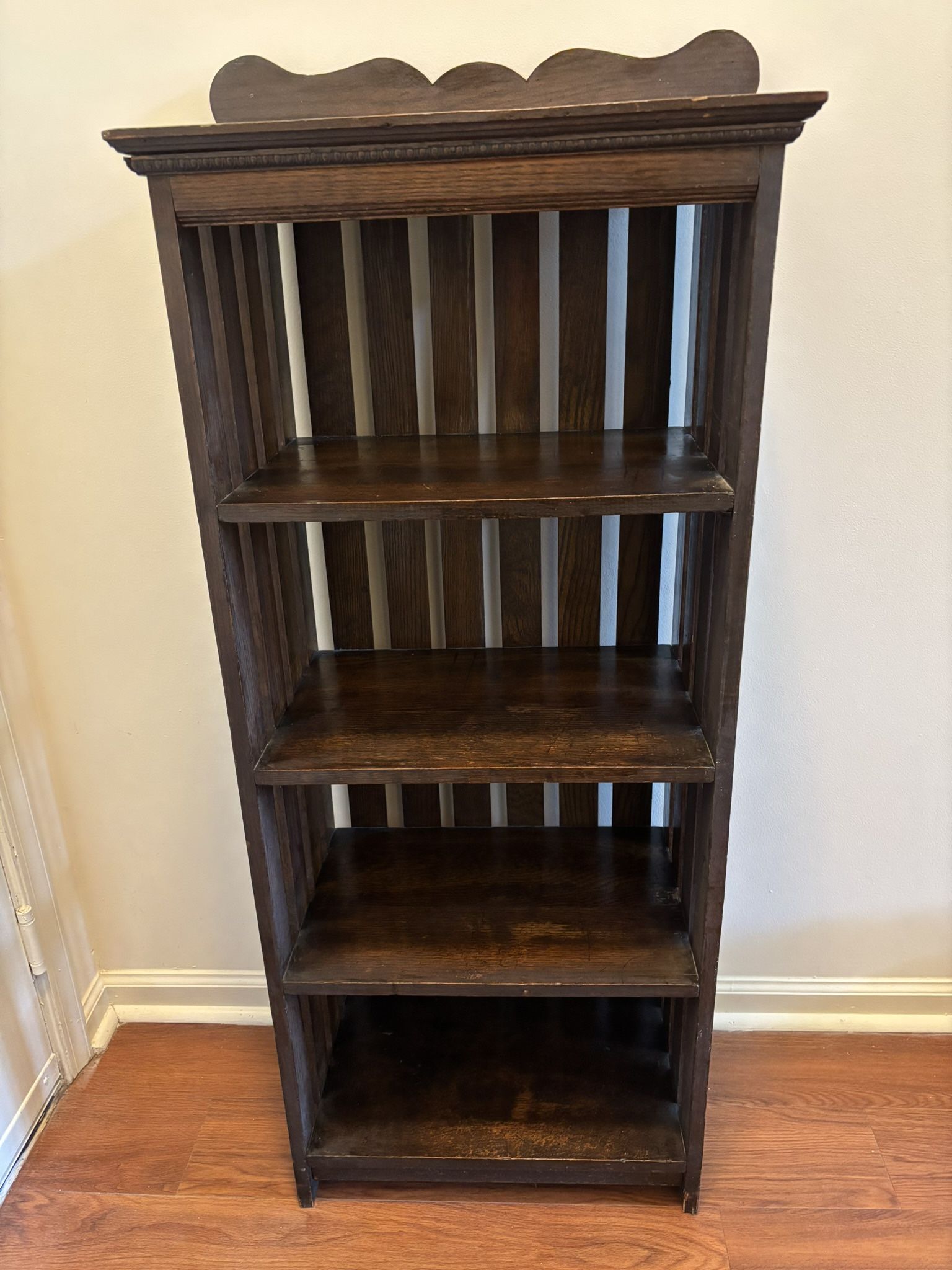 Vintage Antique Arts and Crafts Style Mission Oak Bookcase, with 5 shelves and decorative top, very good condition, 52”H X 22”W X 13”D.