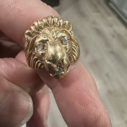 Gold Ring Lion Head  With White Crystal. 10.2 Grams 14k  Size 8