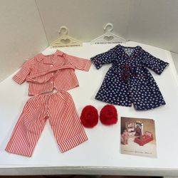 VINTAGE 1994 AMERICAN GIRL MOLLY BATHROBE W/ FUZZY SLIPPERS & PAJAMA SET RETIRED