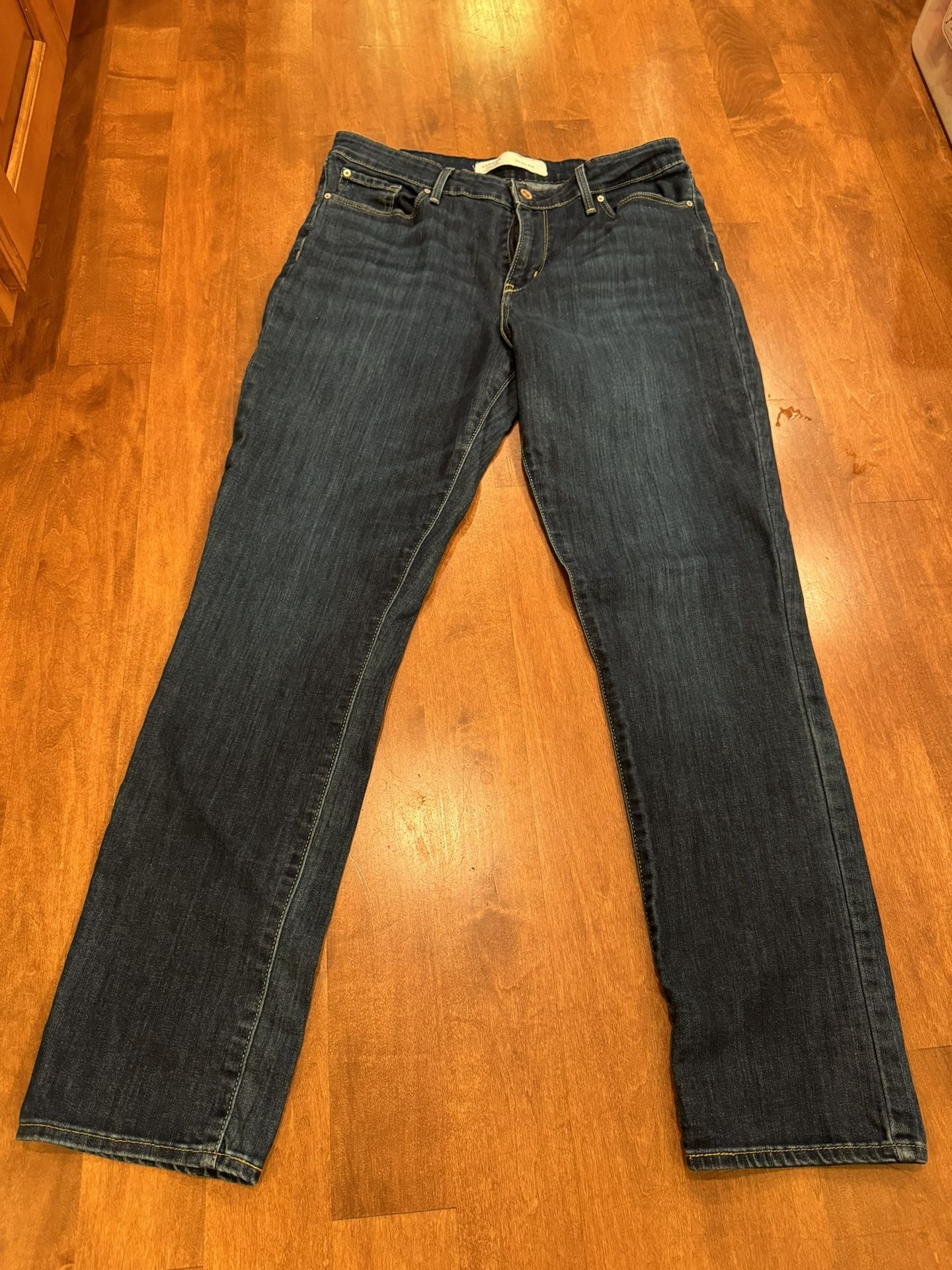 Woman’s Levi’s Signing Jeans Shipping Available