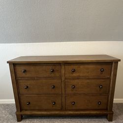 Solid Wood 6-Drawer Dresser – Excellent Condition