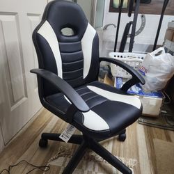 Brand NEW chair. Never Used
