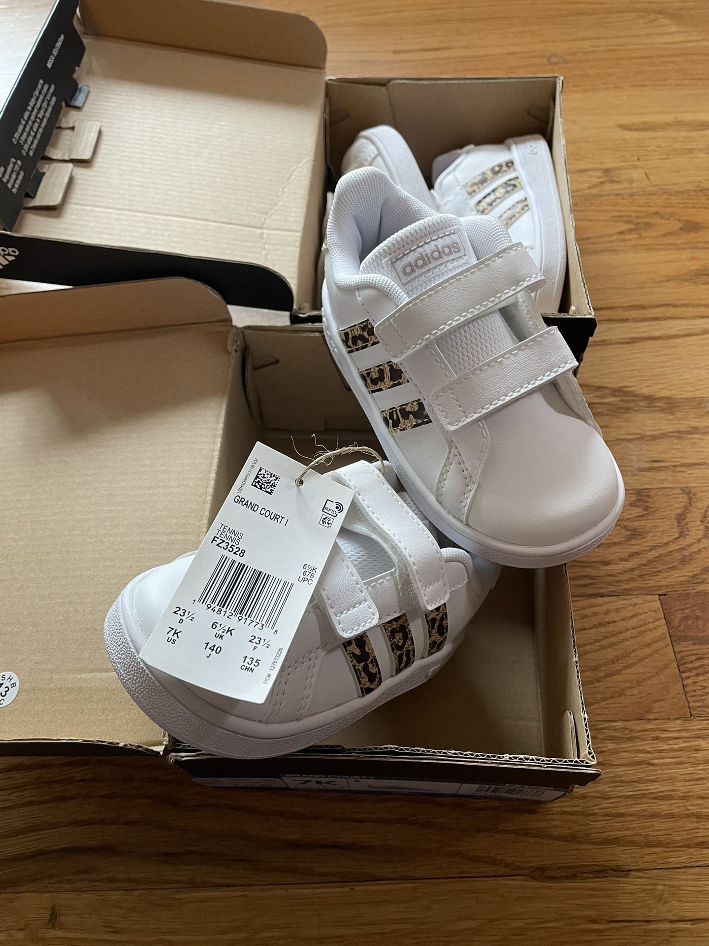 Adidas UNISX- Sz 7 Shoes- NEW