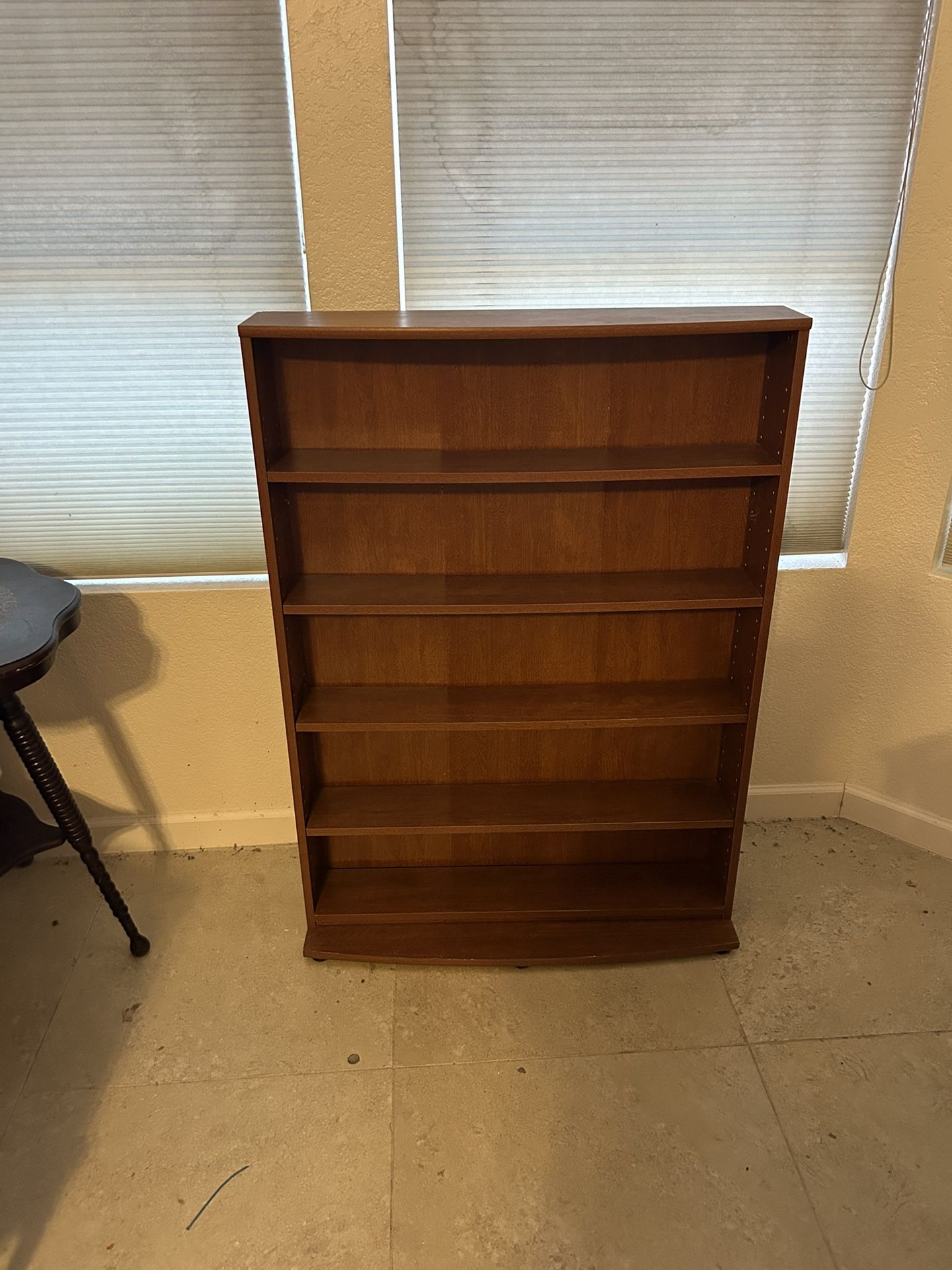 Bookshelf 4 adjustable Shelves