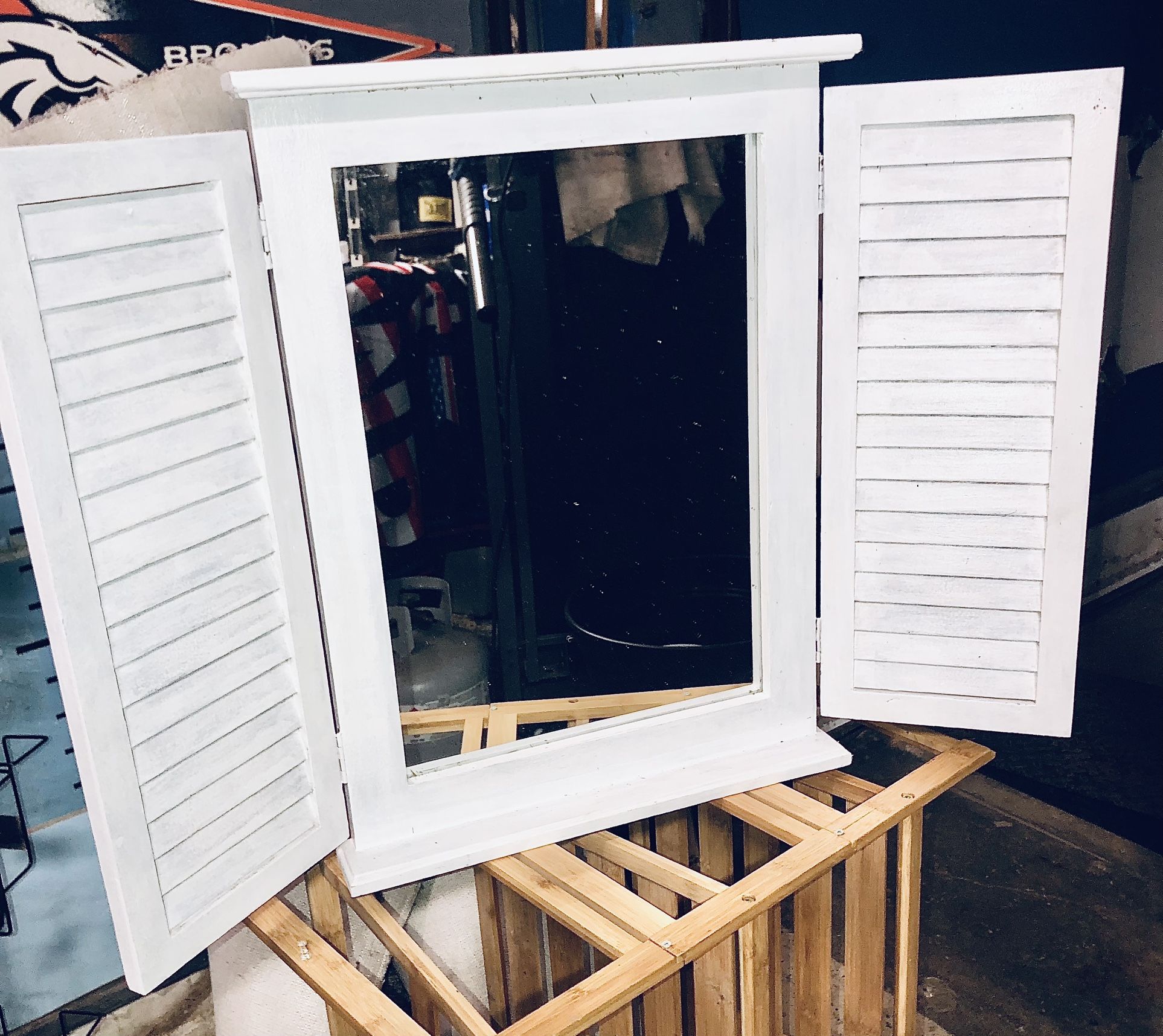 Box Shadow Mirror (white)