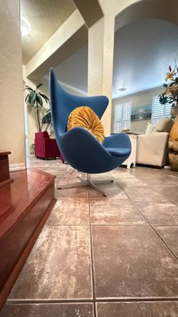 Beautiful egg swivel chair in excellent conditioncan swivel 360 degrees