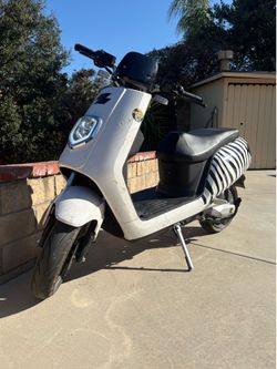 🛵 Zebra Electric Moped – Like New – Only 100 Miles!