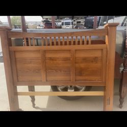 🌹BEAUTIFUL KING  SIZE WOOD HEADBOARD  AND METAL BED FRAME🌹