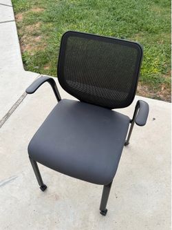 24 Matching Black Mesh Guest Chairs w/ Arms – Office Conference Chairs – Bulk Sale