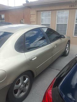 2001 Ford Taurus. Llantas nuevaa, corre bien , llamas 04/19