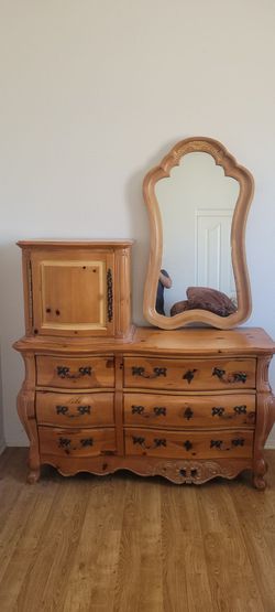 Beautiful drawer chest in great condition real wood
