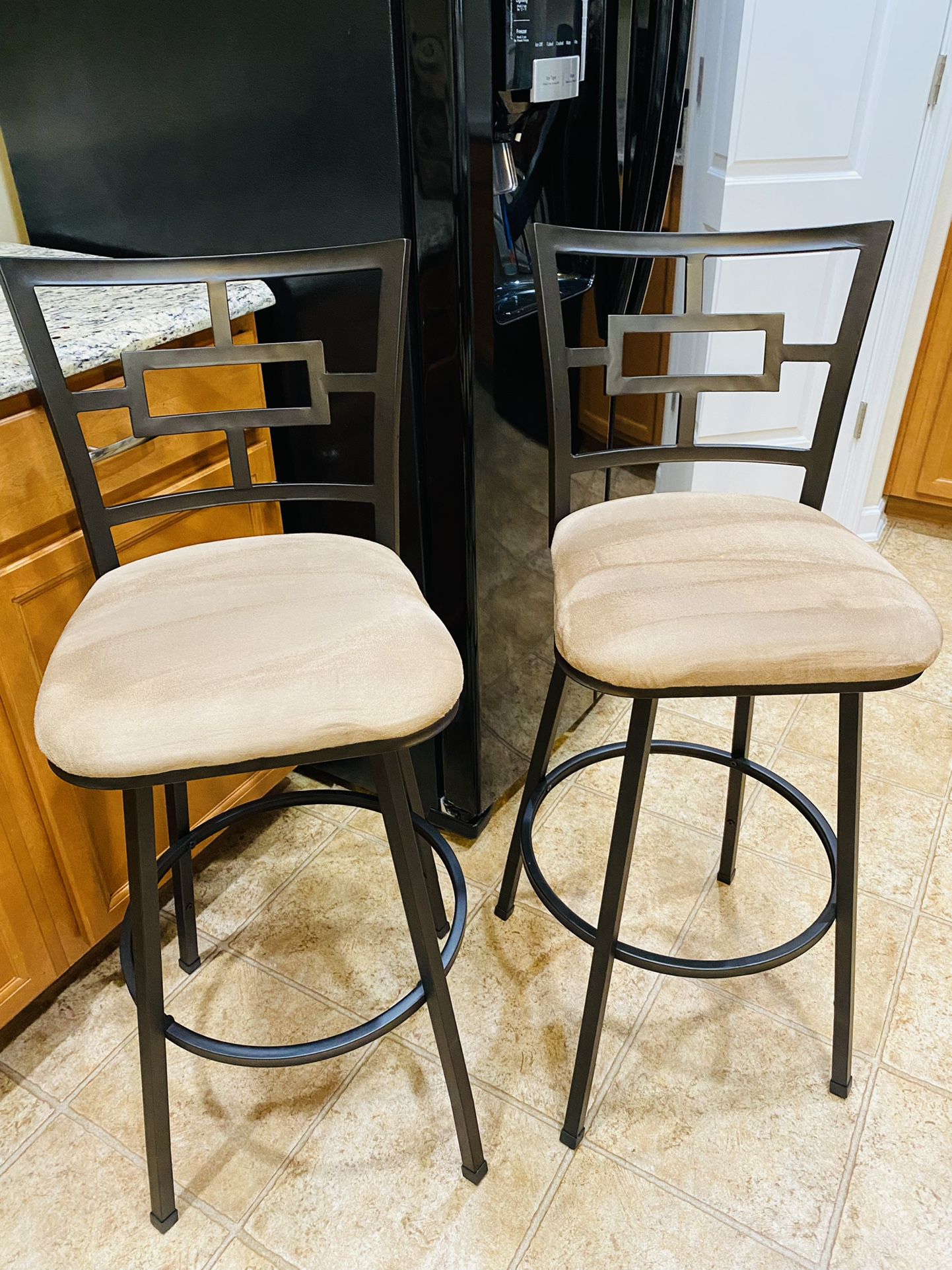 Barstools and Decorative plants! Great Condition