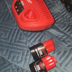 Milwaukee 2 Baterías Y Cargador Nuevo 12V 