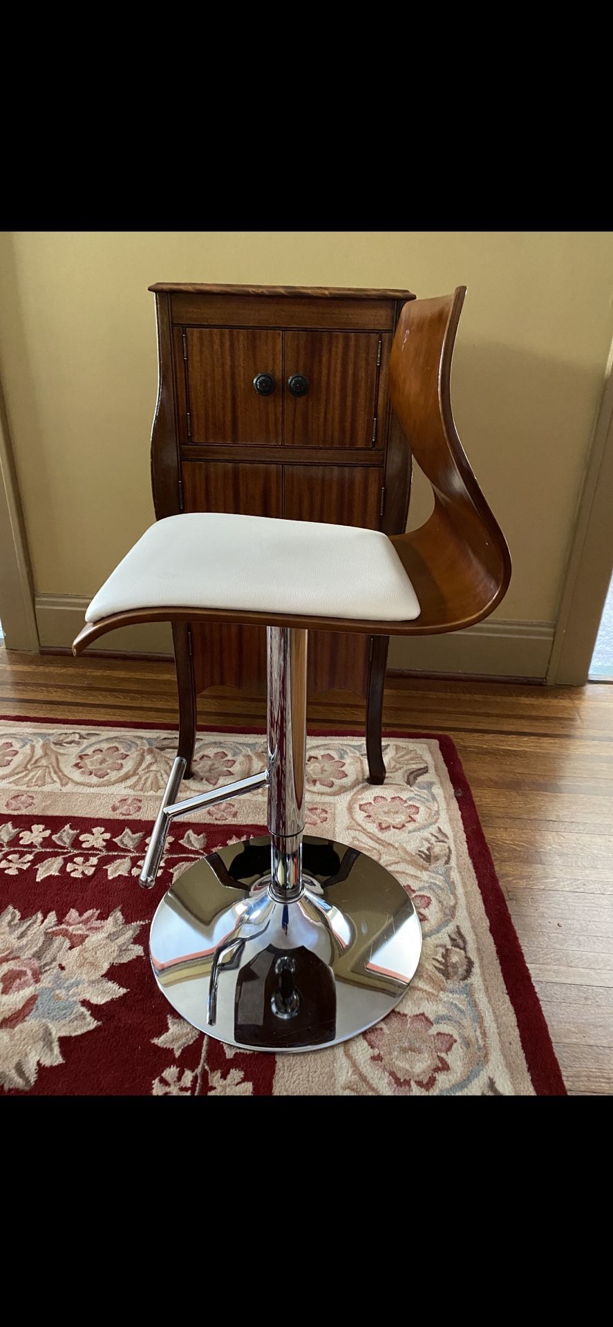 ONE ADJUSTABLE CHAIR