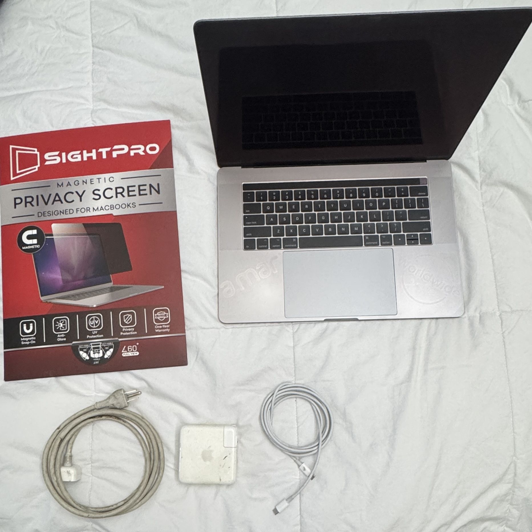 MacBook Pro 2017 2.8GHz i7 16GB RAM 1TB SSD Space Gray - 15”