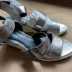 BRAND NEW SILVER SANDALS SIZE 9