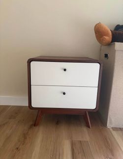 set of 2 wood nightstands