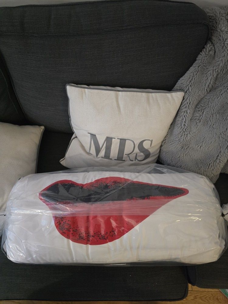 Lips pillow