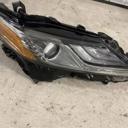 2019 TOYOTA CAMRY PASSENGER SIDE HEADLIGHT