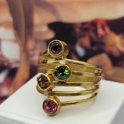 VINTAGE RING CRYSTAL MULTY COLOR SZ 6, GOLD TONE RING, CRYSTAL PINK, WINE AND GREEN, LOVELY VINTAGE RING IN EXCELLENT CONDITION. #1243
