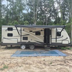 2015 CROR Sunset Trailer – Adventure Ready And Comes With Off Grid Living Necessities!!