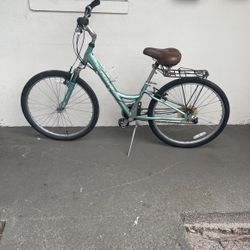 24 Hinches LAydys  Bike SCHWINN